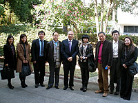 中大副校長鄭振耀教授（左五）與文學院代表歡迎莫言先生（左四）及葛水平女士（右四）